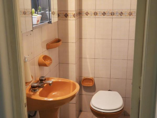 HOSTEL KUYUK : photo 4 de la chambre chambre double ou lits jumeaux avec salle de bains commune