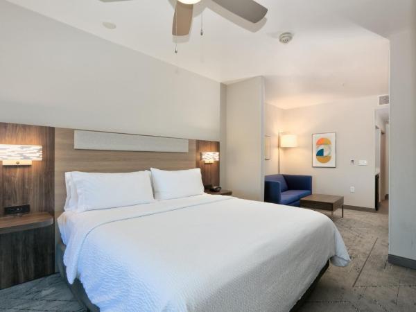 Holiday Inn Express & Suites North Dallas at Preston, an IHG Hotel : photo 5 de la chambre chambre deluxe