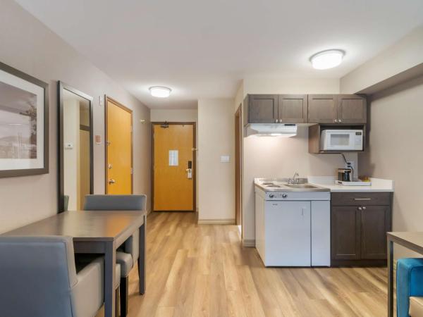 Best Western Premier Aberdeen Kamloops : photo 3 de la chambre queen room with sofa-bed and full kitchen - non-smoking
