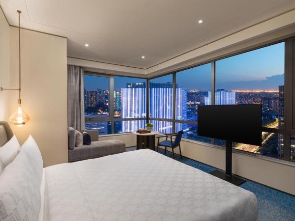 HUALUXE Shanghai Changfeng Park, an IHG Hotel : photo 2 de la chambre chambre king standard avec vue sur ville