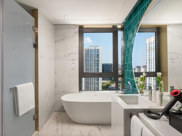 HUALUXE Shanghai Changfeng Park, an IHG Hotel : photo 5 de la chambre one-bedroom suite lounge access