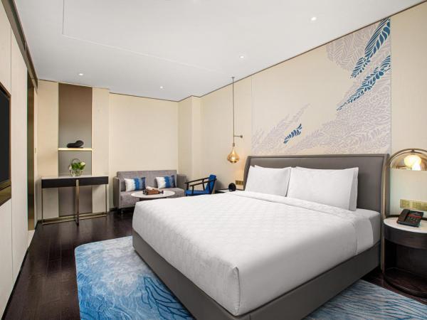 HUALUXE Shanghai Changfeng Park, an IHG Hotel : photo 6 de la chambre one-bedroom suite dining area lake view