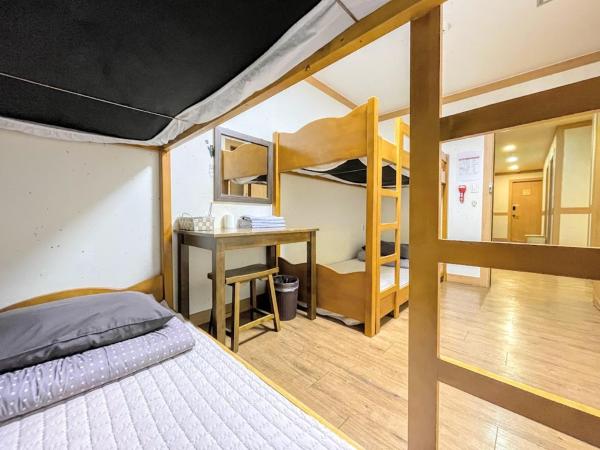 Cocoa Guesthouse : photo 2 de la chambre chambre quadruple avec salle de bains privative