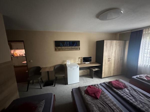 Hotel Pension Pamina : photo 2 de la chambre chambre familiale