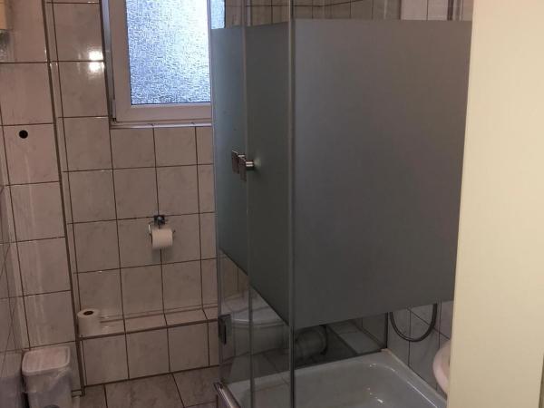 Kölner Pension : photo 3 de la chambre chambre simple avec salle de bains et toilettes communes
