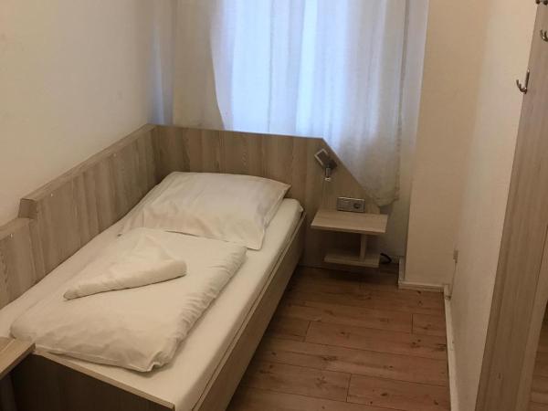 Kölner Pension : photo 2 de la chambre chambre simple avec salle de bains et toilettes communes