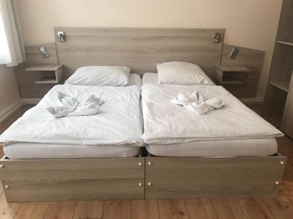 Kölner Pension : photo 3 de la chambre chambre double avec salle de bains et toilettes communes