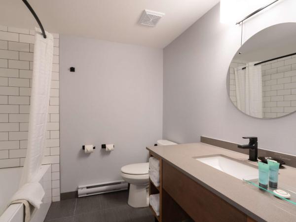 Prestige Kamloops Hotel : photo 3 de la chambre suite lit king-size avec lit king-size et 2 lits queen-size