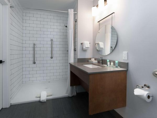Prestige Kamloops Hotel : photo 3 de la chambre chambre lit queen-size avec douche à l'italienne - accessible aux personnes à mobilité réduite