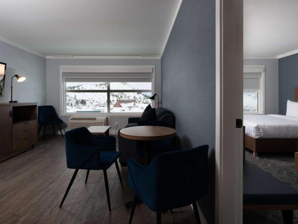 Prestige Kamloops Hotel : photo 3 de la chambre suite 1 chambre avec 2 lits queen-size et 1 canapé-lit