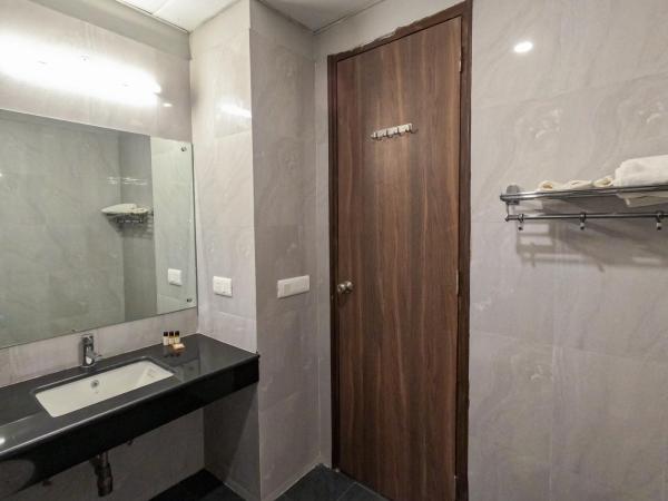 Hotel The Luxem - Behind Ibis Hotel Gurugram : photo 4 de la chambre chambre lits jumeaux deluxe