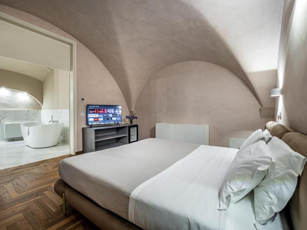 Hotel La Scaletta al Ponte Vecchio : photo 2 de la chambre suite deluxe avec baignoire spa