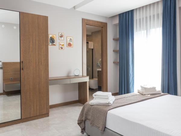 BİSUİTES : photo 9 de la chambre chambre quadruple avec balcon 