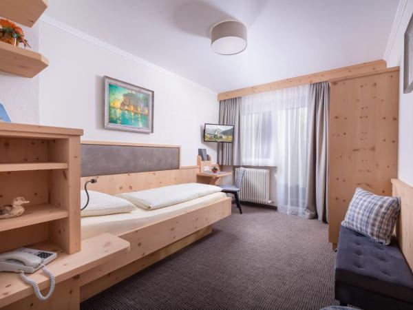 Hotel Garni Entstrasser : photo 1 de la chambre chambre simple avec balcon