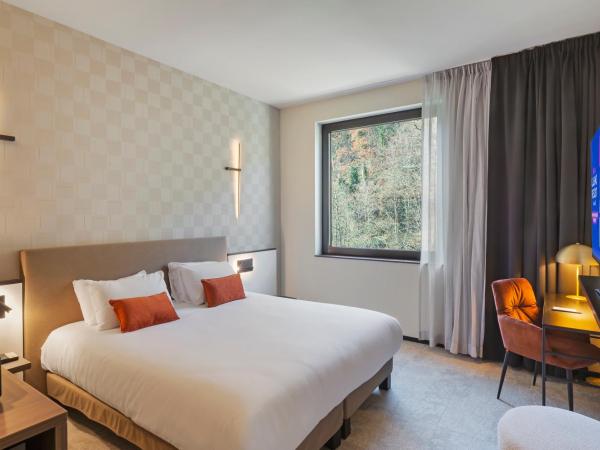 Mercure Namur Hotel : photo 2 de la chambre chambre lit king-size privilège avec baignoire spa - vue sur citadelle