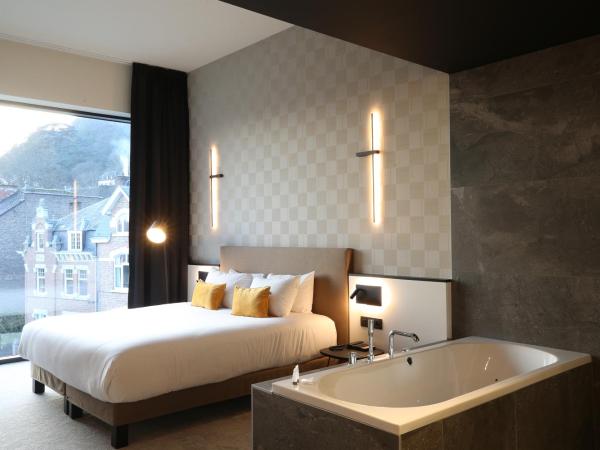 Mercure Namur Hotel : photo 7 de la chambre suite junior lit king-size avec baignoire spa - vue sur citadelle ou fleuve