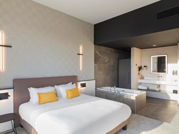 Mercure Namur Hotel : photo 8 de la chambre suite junior lit king-size avec baignoire spa - vue sur citadelle ou fleuve