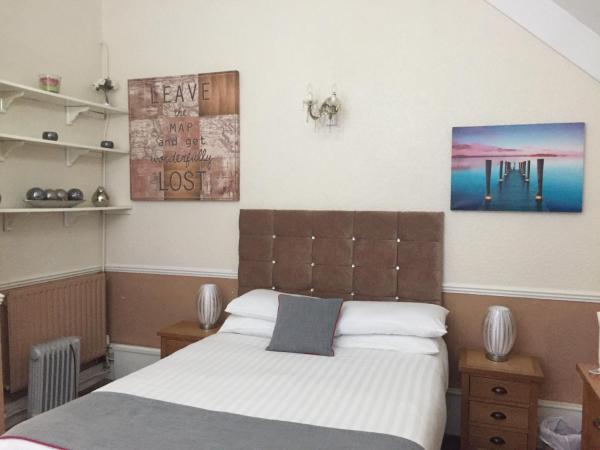 Diamonds Villa near York Hospital : photo 1 de la chambre chambre double avec salle de bains privative