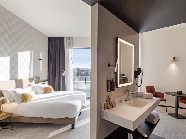 Mercure Namur Hotel : photo 7 de la chambre suite junior lit king-size avec baignoire spa - accès à la terrasse - vue sur fleuve
