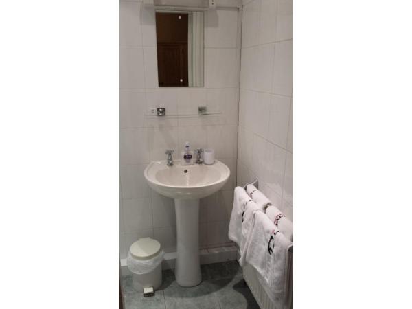 Diamonds Guest House : photo 7 de la chambre chambre double avec salle de bains privative