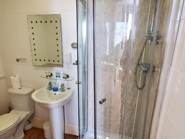 Diamonds Guest House : photo 9 de la chambre chambre double avec salle de bains privative