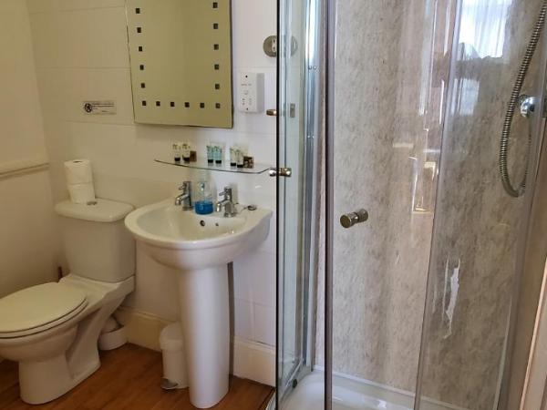 Diamonds Guest House : photo 10 de la chambre chambre double avec salle de bains privative