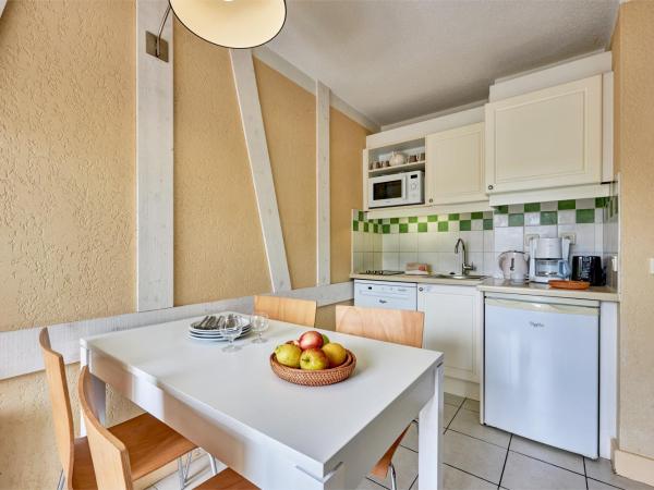 Residence Pierre & Vacances Les Embruns : photo 4 de la chambre studio avec alcôve de couchage et terrasse ou balcon (4 personnes) - côté sud