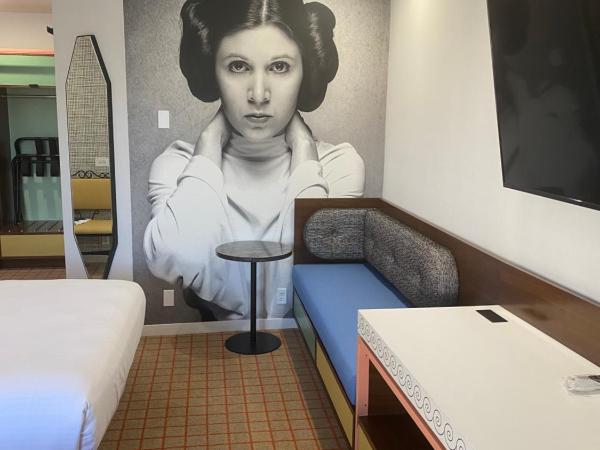 The Adler a Hollywood Hotel : photo 9 de la chambre chambre 2 lits queen-size avec douche accessible en fauteuil roulant - accessible aux personnes à mobilité réduite - non-fumeurs