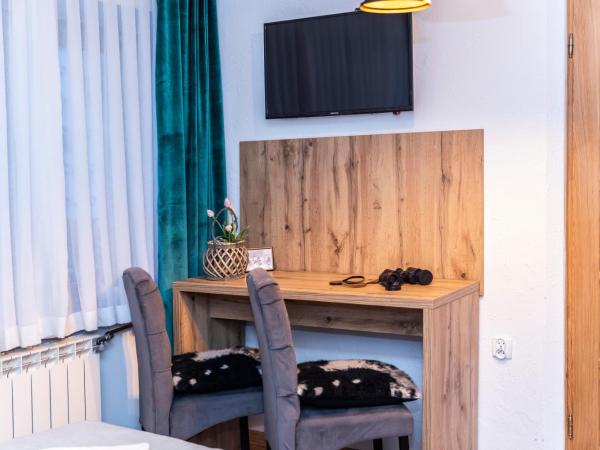 Willa CHWOST- Pokoje-Apartamenty w pobliżu Zakopanego : photo 2 de la chambre chambre double avec terrasse