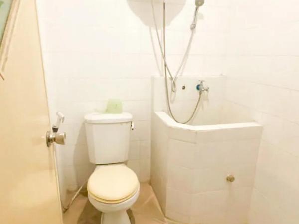 Hotel Shabine Rungkut Mitra RedDoorz : photo 4 de la chambre chambre double standard