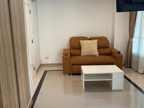 The Lux Ladprao 10 : photo 1 de la chambre appartement avec balcon