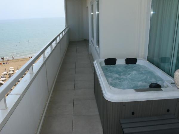 Luxor e Cairo The Beach Resort : photo 10 de la chambre suite lit king-size - vue sur mer