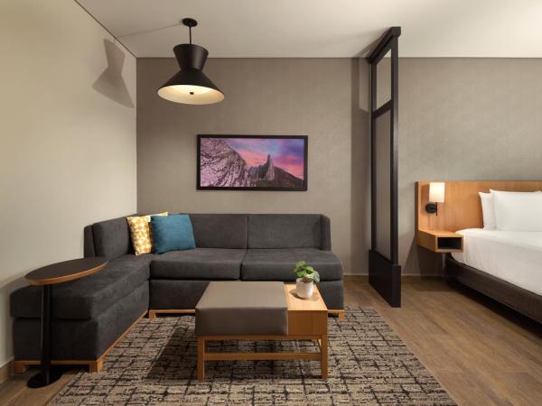 Hyatt Place Monterrey Valle : photo 6 de la chambre chambre lit king-size avec canapé-lit et douche accessible en fauteuil roulant - accessible aux personnes à mobilité réduite