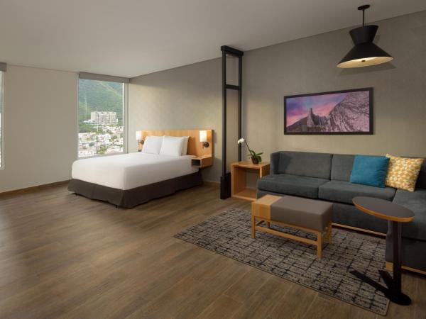 Hyatt Place Monterrey Valle : photo 1 de la chambre chambre lit king-size avec canapé-lit et douche accessible en fauteuil roulant - accessible aux personnes à mobilité réduite