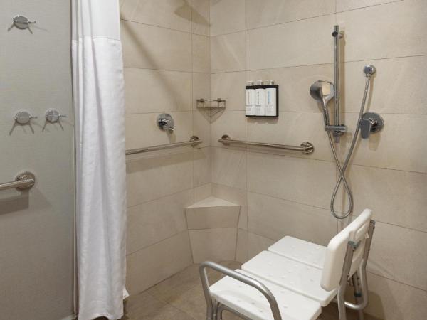Hyatt Place Monterrey Valle : photo 2 de la chambre chambre lit king-size avec canapé-lit et douche accessible en fauteuil roulant - accessible aux personnes à mobilité réduite