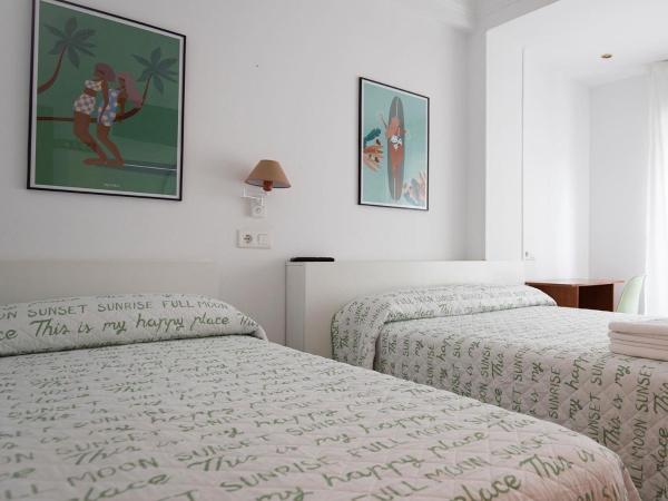 Pension Angelines, Sneuu Hostel Santander : photo 3 de la chambre chambre triple basique avec salle de bains commune