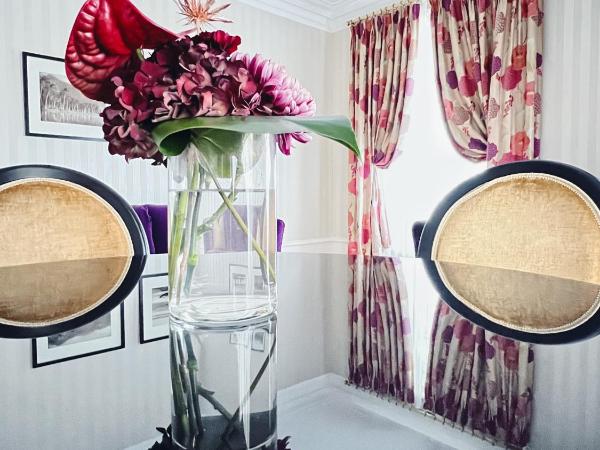 Hôtel Des Trois Couronnes & Spa - The Leading Hotels of the World : photo 5 de la chambre suite - vue sur ville