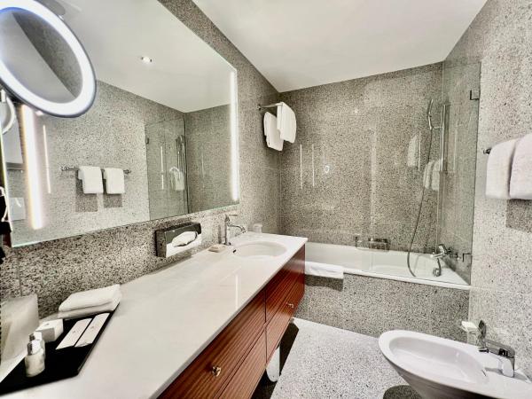 Hôtel Des Trois Couronnes & Spa - The Leading Hotels of the World : photo 5 de la chambre chambre double deluxe - vue sur lac