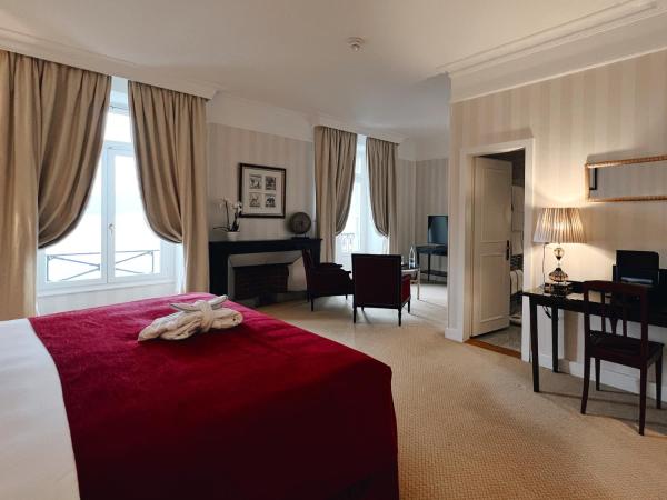 Hôtel Des Trois Couronnes & Spa - The Leading Hotels of the World : photo 4 de la chambre chambre double deluxe - vue sur lac