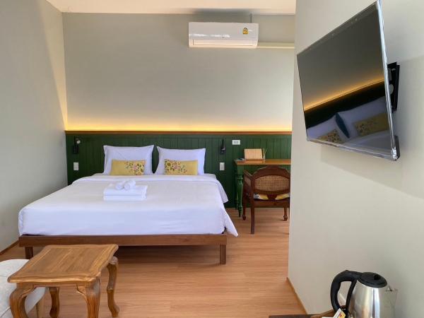 Alleyhill Phuket - Private & Cozy Boutique : photo 1 de la chambre chambre familiale - vue sur montagne