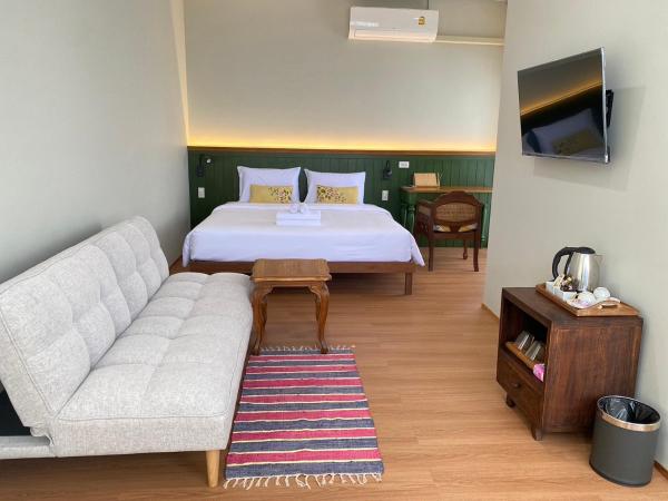 Alleyhill Phuket - Private & Cozy Boutique : photo 2 de la chambre chambre familiale - vue sur montagne