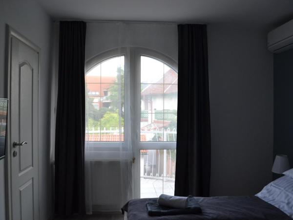 Főnix Design Rooms : photo 8 de la chambre chambre triple avec balcon