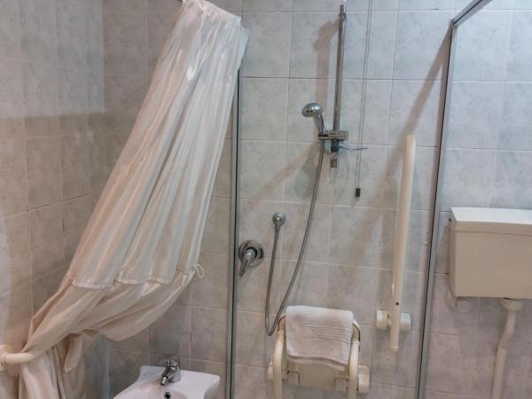 Nautilus Hotel : photo 2 de la chambre chambre lit king-size avec douche accessible en fauteuil roulant - adaptée aux personnes à mobilité réduite
