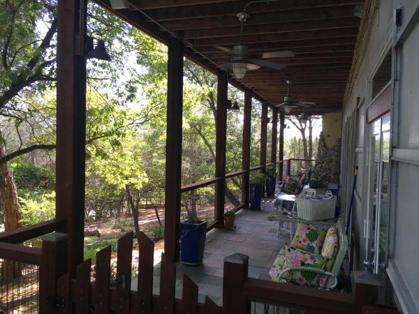 The River Road Retreat at Lake Austin-A Luxury Guesthouse Cabin & Suite : photo 7 de la chambre suite - vue sur piscine 