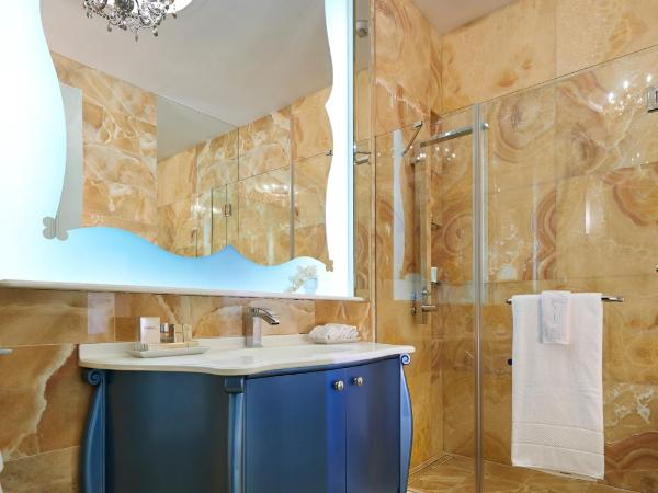 Aria Hotel Budapest by Library Hotel Collection : photo 3 de la chambre chambre lit king-size avec terrasse - vue sur ville