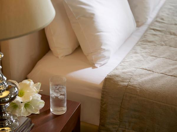 Mon Repos Palace - Adults Only : photo 2 de la chambre chambre double ou lits jumeaux avec balcon - vue sur ville