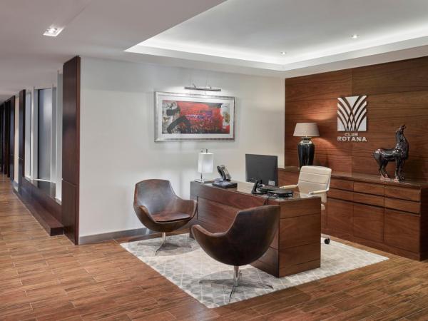 Rose Rayhaan by Rotana - Dubai : photo 1 de la chambre chambre lit king-size - accès au salon