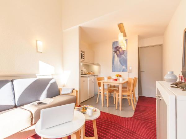 Résidence Pierre & Vacances La Daille : photo 4 de la chambre studio avec alcôve de couchage - vue dégagée sur montagne (4 personnes)