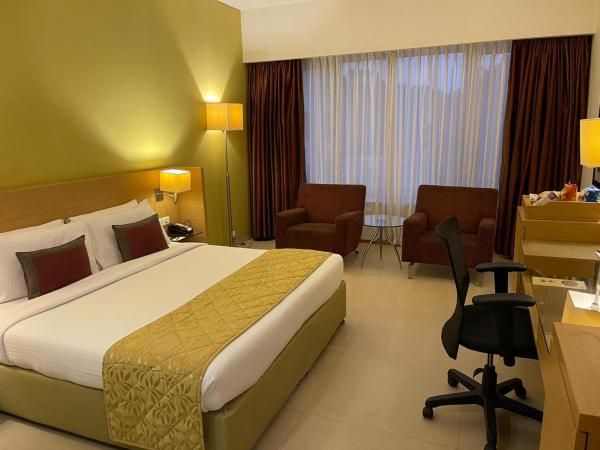 Radha Regent Electronic City : photo 1 de la chambre chambre lit king-size - vue sur piscine 