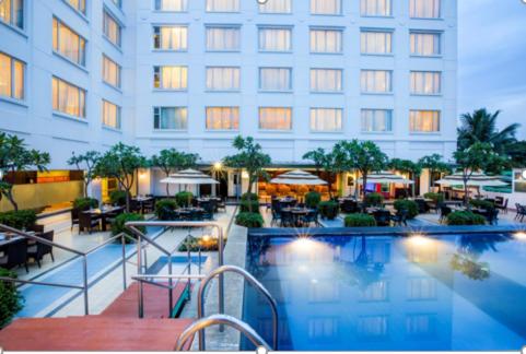 Radha Regent Electronic City : photo 2 de la chambre chambre lit king-size - vue sur piscine 